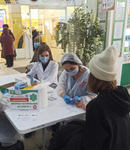 15 февраля провели экспресс-тестирование на наличие вирусного гепатита С в магазине сети "Караван" ТЦ "Мой"